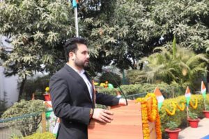 आज दैनिक भास्कर अख़बार में प्रकाशित "समान नागरिक संहिता की दिशा में बढ़ाना होगा कदम" विषय पर प्रकाशित आलेख। मेरे और मेरे मित्र अभिनव नारायण झा के द्वारा लिखे गए इस आलेख में आज के परिदृश्य में समान नागरिक संहिता की जरूरत और सर्वोच्च न्यायालय के निर्णयों का उल्लेख किया गया है।